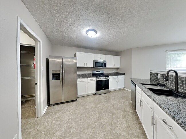 Building Photo - 8147 Retreat Ln