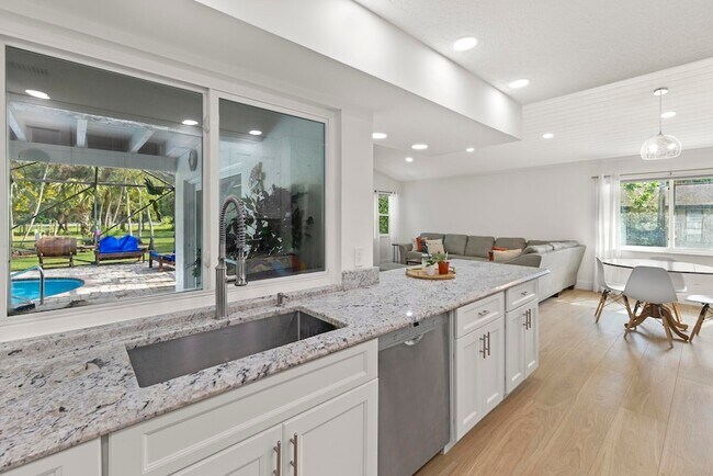 Building Photo - 12151 Old Country Rd N