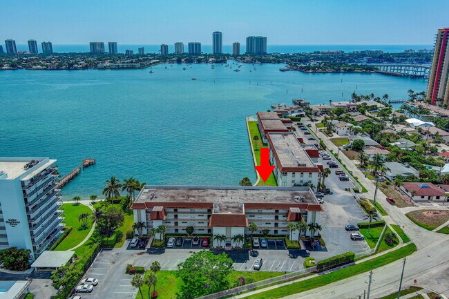 Building Photo - 2936 Lake Shore Dr