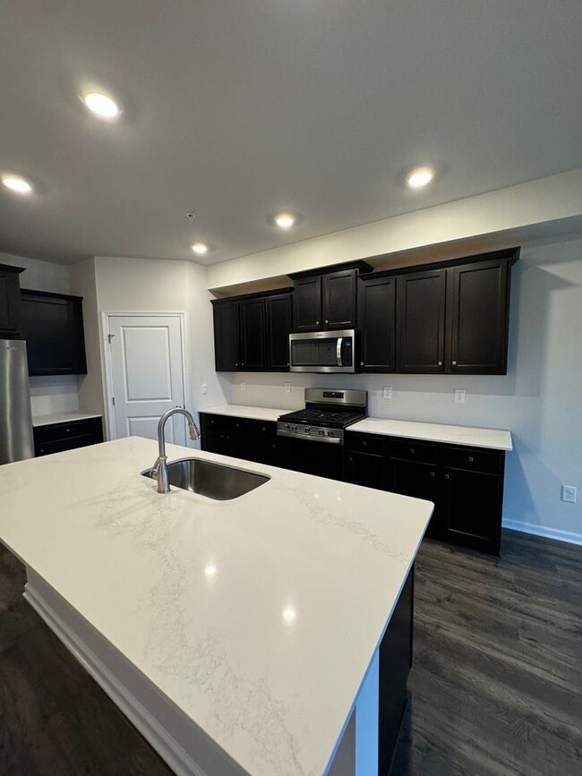 Building Photo - THREE BEDROOM NEW CONSTRUCTION PARKLAND SCHOOLS Townhome