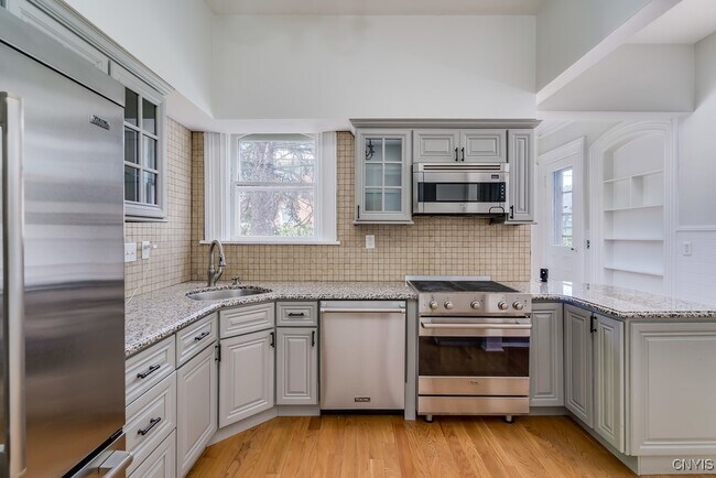 Building Photo - 160 Ten Eyck St