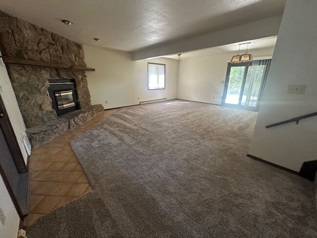 Building Photo - Three Bedroom / Two Bathroom Home