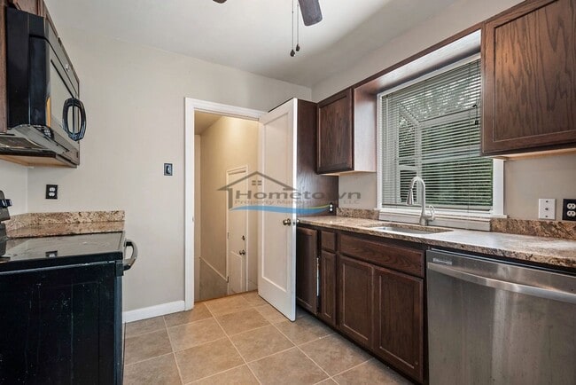 Building Photo - Well-Maintained 3 Bed 2 Bath Cottage in Do...
