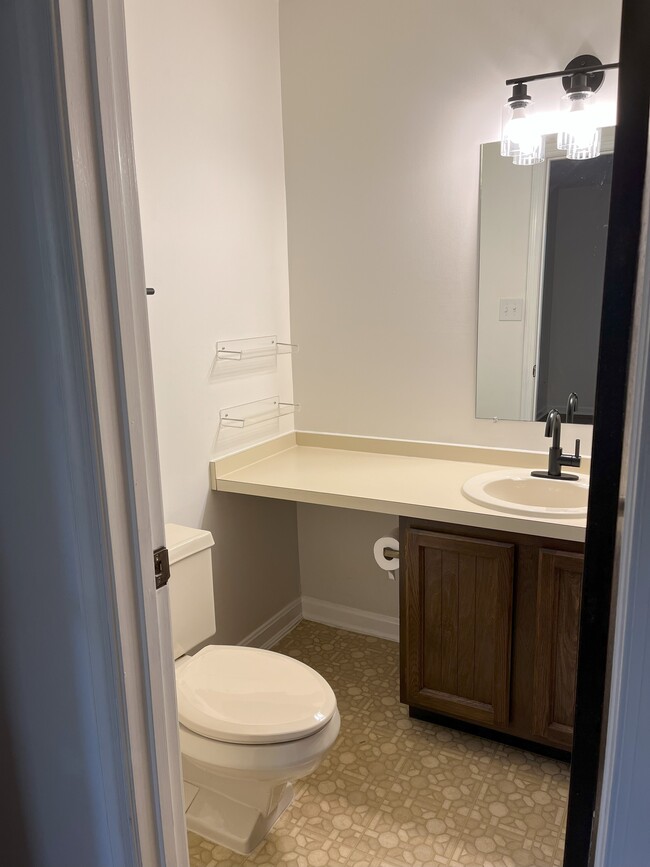 Building Photo - 44710 Beechwood Ct