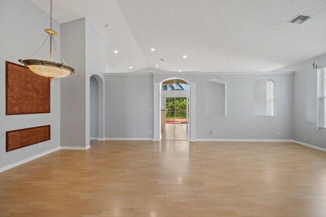 Building Photo - 9520 Lago Dr