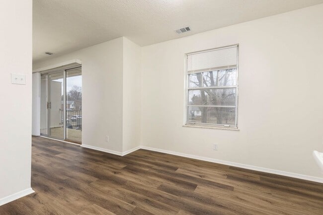 Building Photo - 9308 Aylesbury Dr