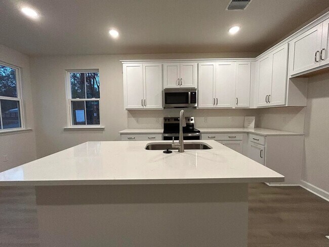 Building Photo - 3 Bedroom 2.5 Bathroom Townhouse in Windward Village - Summerville
