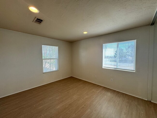 Building Photo - Spacious SW Bakersfield Home!