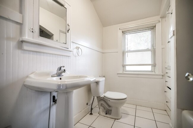 Building Photo - 409 E Melbourne Ave