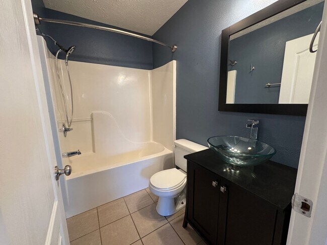 Building Photo - Beautiful spacious home in Waynesville