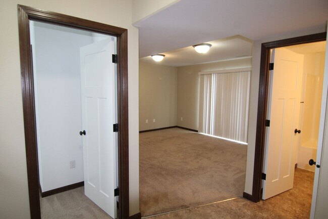 Building Photo - 4 Bedroom, 3 bath close to University