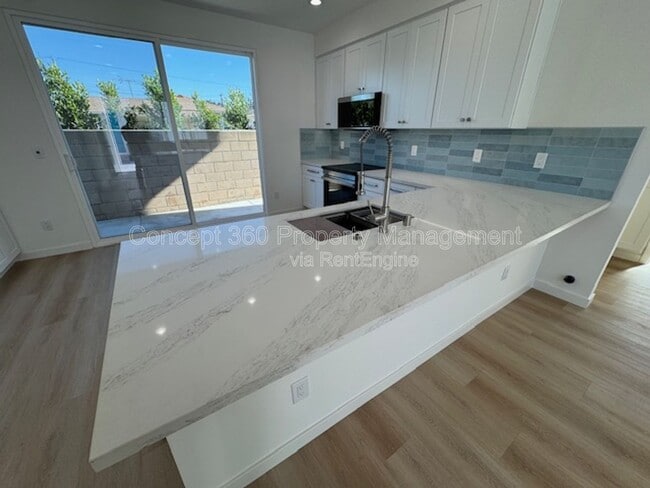 Building Photo - 6170 Briercrest Ave