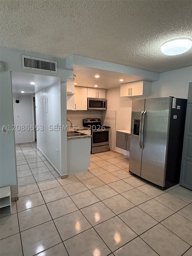 Building Photo - 606 W 81st St