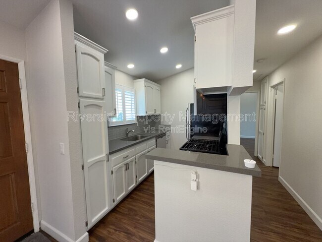 Building Photo - 9505 Arlington Ave