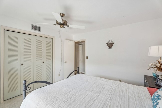 Building Photo - 2 Bed 2 Bath waterfront Condo