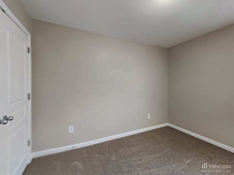 Building Photo - 154 Hidden Lake Cir