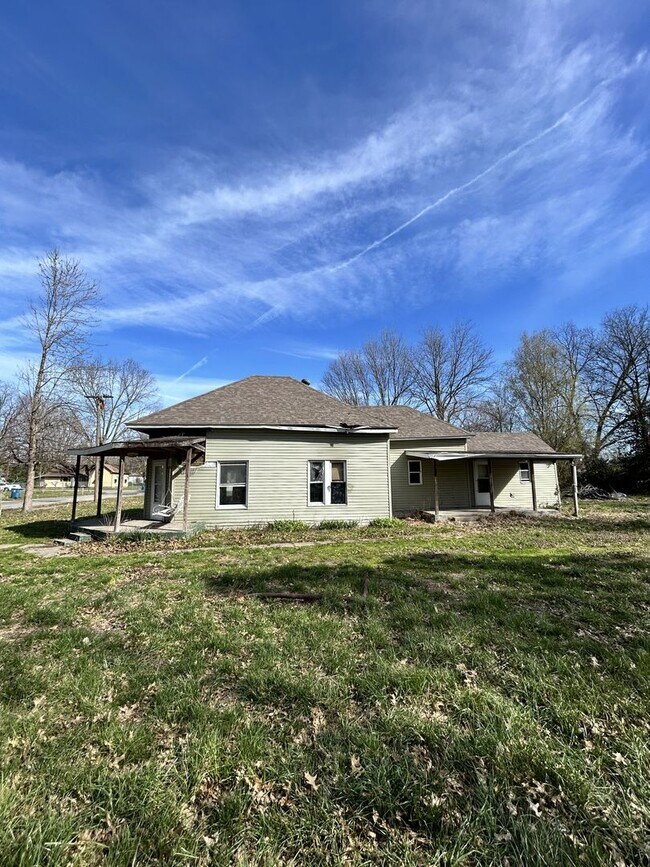 Building Photo - 305 S Sims St