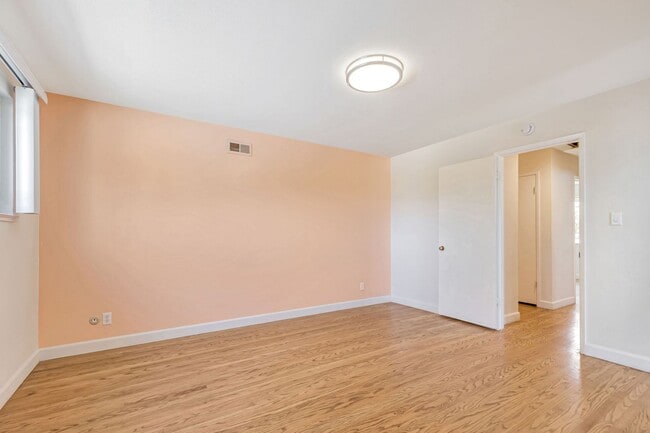 Building Photo - Spacious 4BR/2BA Home in Prime Irvington C...