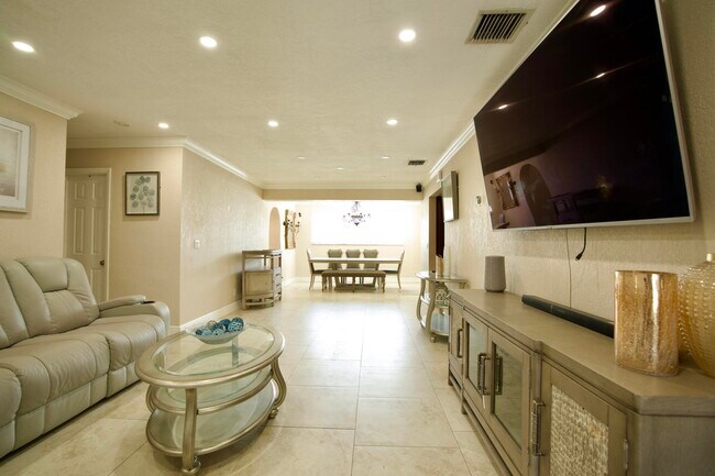 Building Photo - 2836 SW 4th Ct