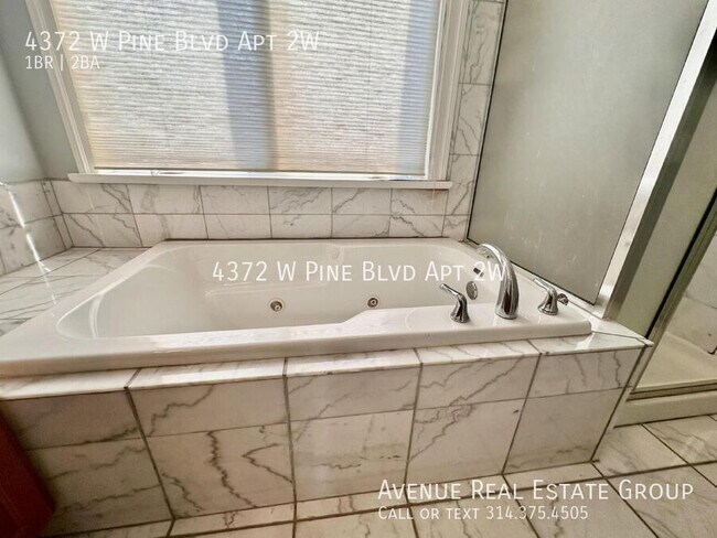 Building Photo - 4372 W Pine Blvd