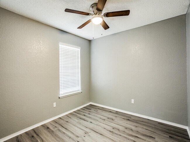 Building Photo - 6607 W Lynn Creek Dr