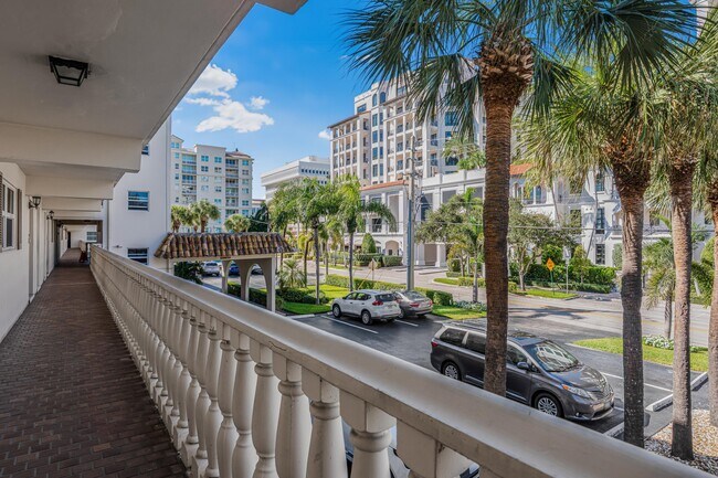 Building Photo - 200 E Royal Palm Rd