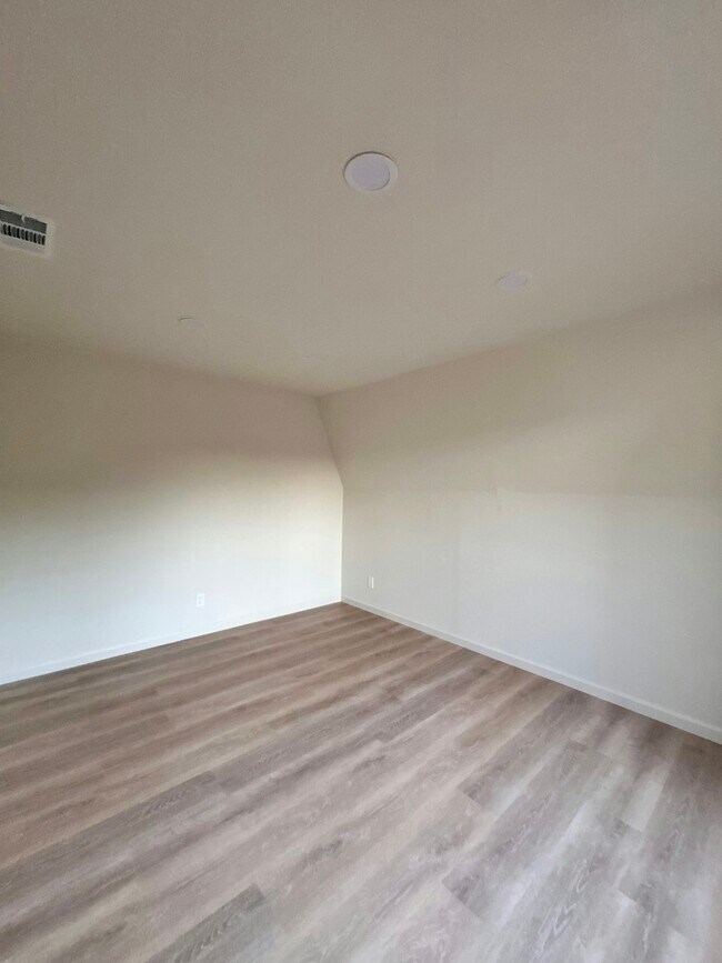 Building Photo - 3919 Buena Vista St