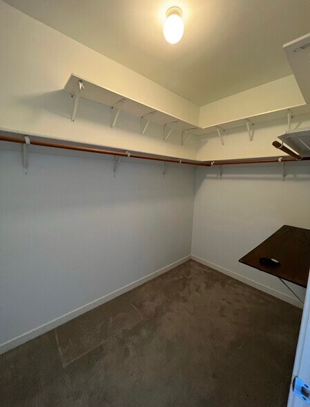 Building Photo - 912 W Chicago Ave