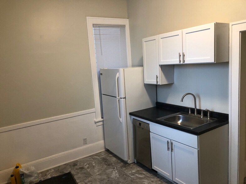 Building Photo - 694 6th St E