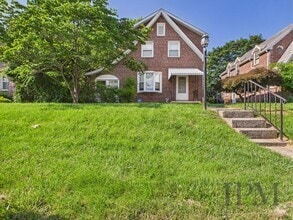 Building Photo - Available Now - Spacious 3-bedroom Home Lo...