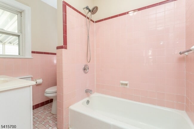 Building Photo - 27 Ashwood Ave