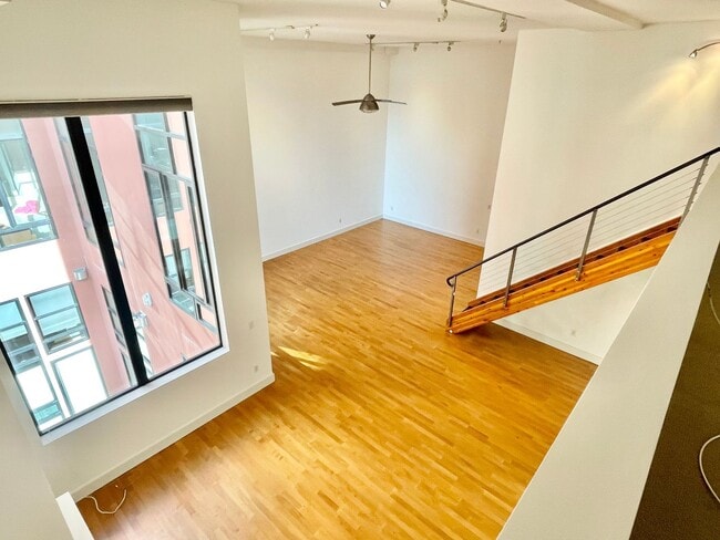 Building Photo - 1BR/2BA Spacious and Modern 2-Level Loft! ...