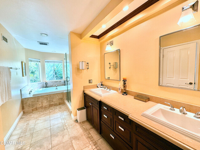Building Photo - 1812 Fox Springs Cir