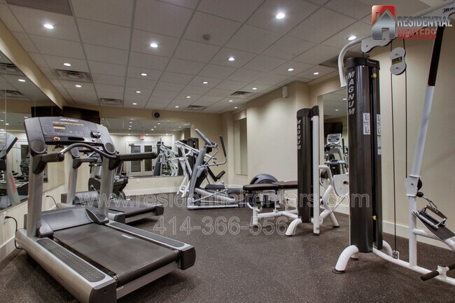 Building Photo - 1028 E Juneau Ave