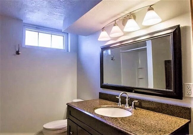 Building Photo - Attention College Students!!