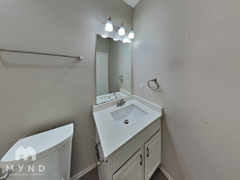 Building Photo - 3941 Overlake Dr