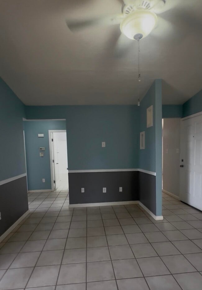 Building Photo - 556 Apache Loop SW