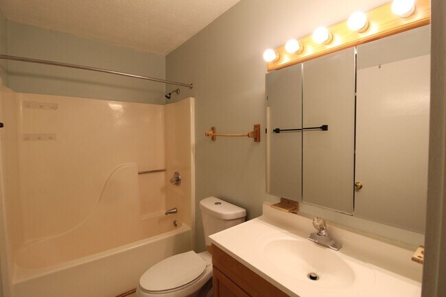 Building Photo - 1212 Mountain View Dr