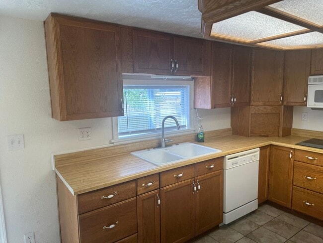 Building Photo - 3 bedroom 2 bathroom house in Dexter!