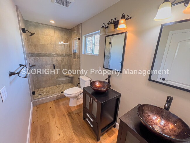 Building Photo - AVAILABLE NOW - Spacious Home Close to Downtown Paso Robles - 3 Bed / 2.5 Bath