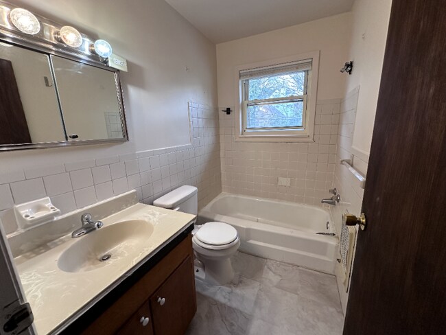 Building Photo - 33 Grandview Dr