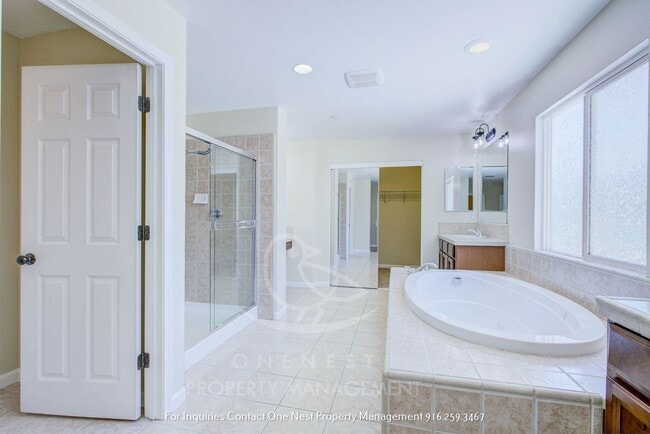 Building Photo - Huge home, Lincoln Crossing - walking dist...