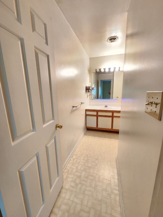 Building Photo - 184 Ridgeview St