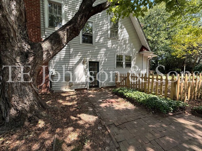Building Photo - 817 S Hawthorne Rd