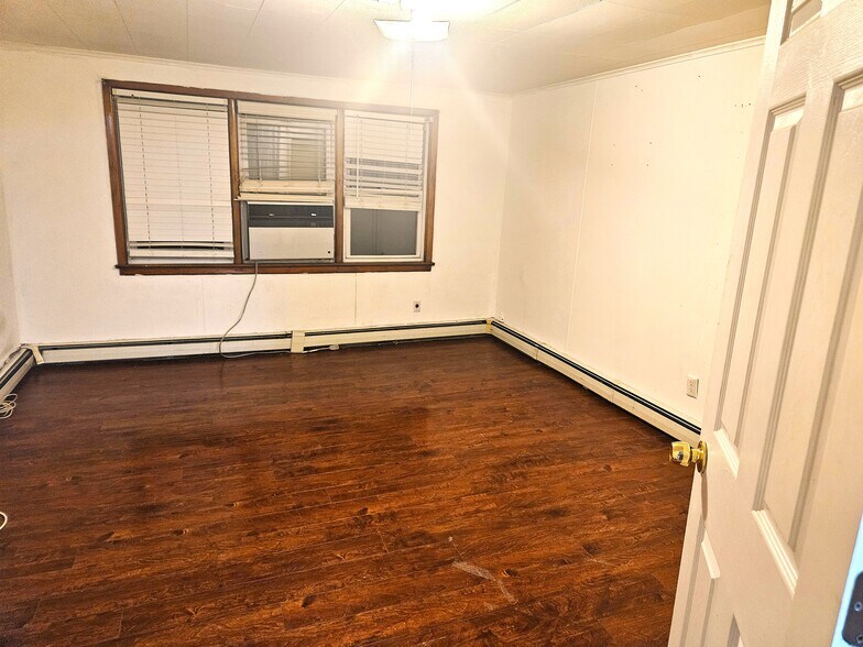 Building Photo - 289 Nagle St