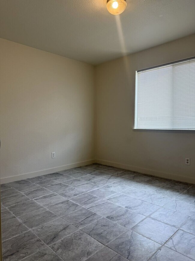 Building Photo - Available NOW!! 3/2 Open floor plan!