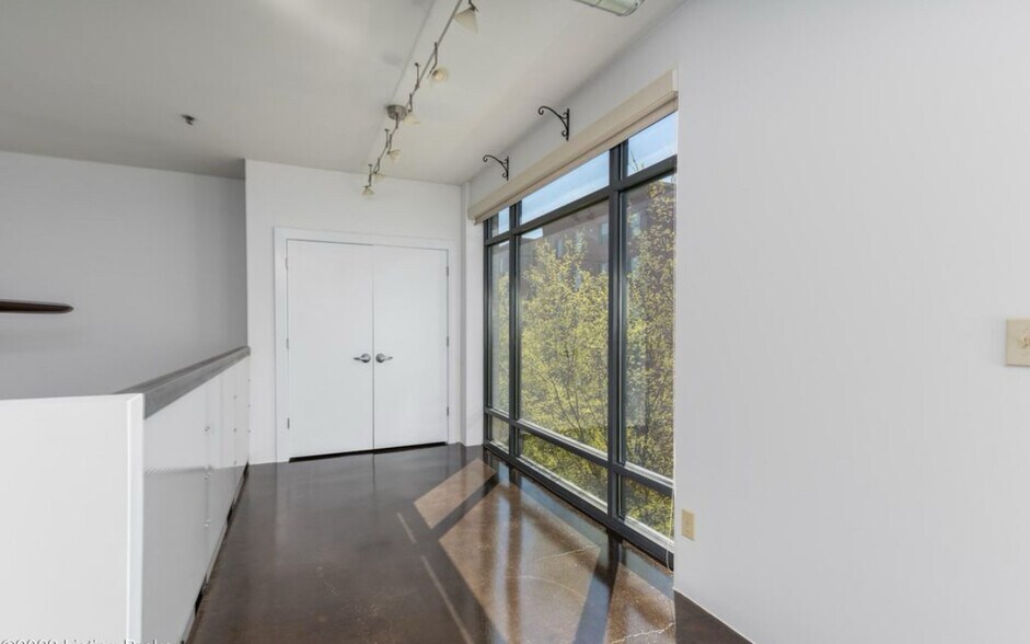 small room in second - can be an office or sitting area - 400 E Main St