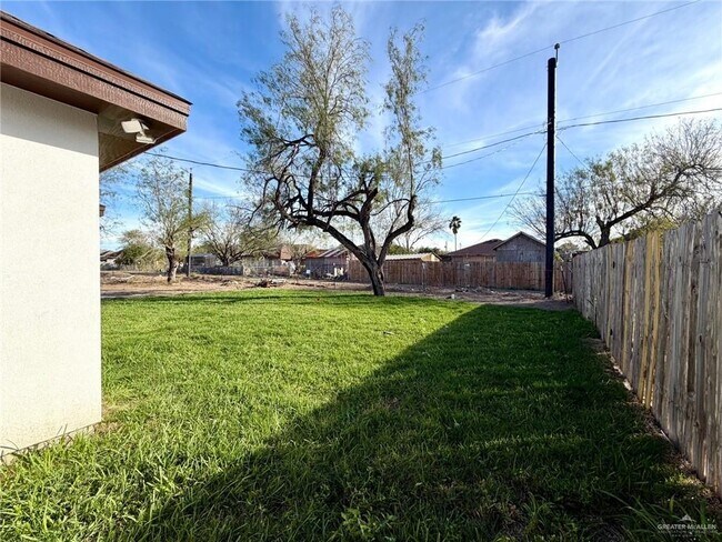 Building Photo - 23 Elmira Ave