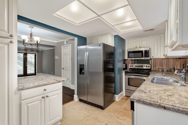 Building Photo - 10205 Regal Oaks Dr
