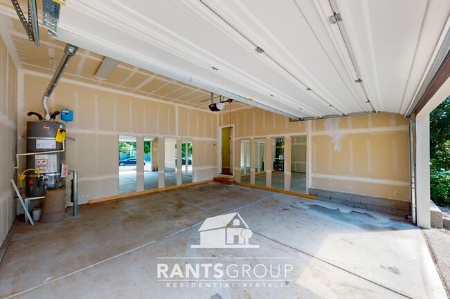 Building Photo - 5-Bedroom Home in Eagle Court with Easy I-...